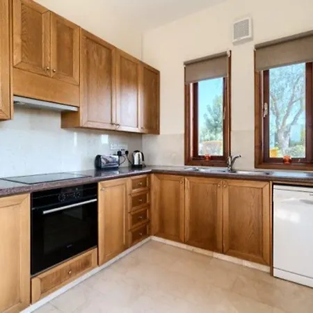 “imagine Renting This Luxury With Golf Course Views″ - Lefkara Kouklia
